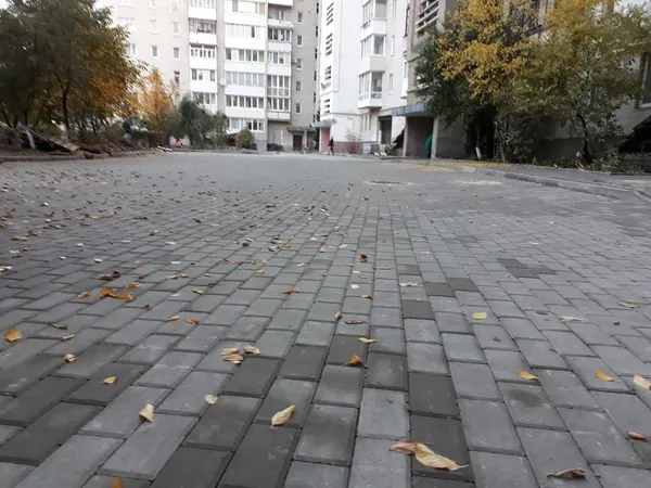 У Луцьку завершується ремонт прибудинкової території на Соборності (фото)