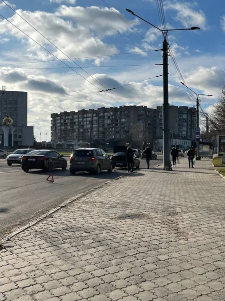 У Луцьку на Київському майдані «поцілувалися» дві автівки (фото)