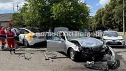 Від удару відкинуло в паркан: у Луцьку не розминулись Mercedes і Tesla (фото)