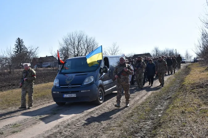 На колінах і зі сльозами: на Волині попрощались з Героєм Василем Філончуком (фото)