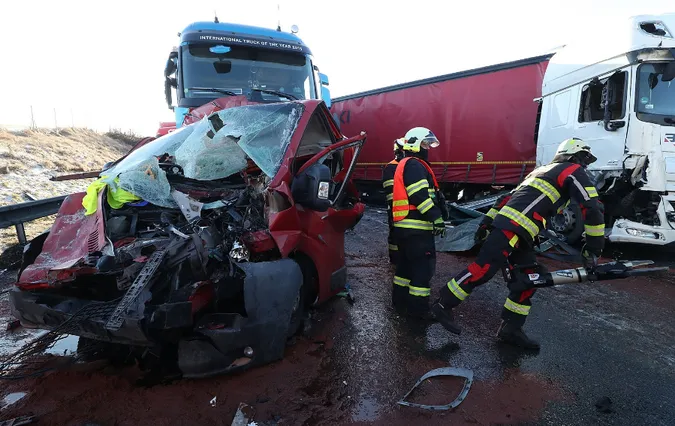 У Чехії через снігову бурю зіткнулось одразу 40 автомобілів (фото)