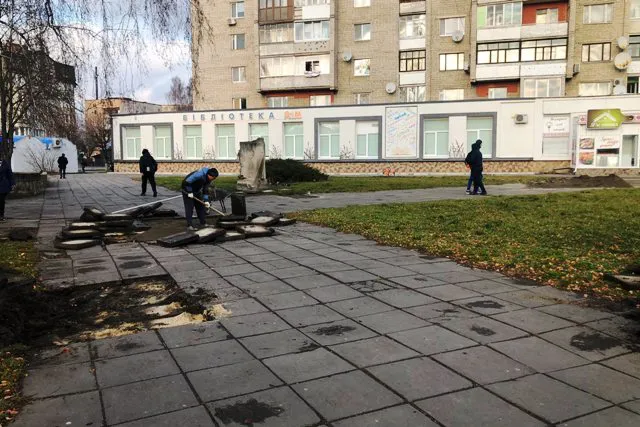 Навпроти «Променя» у Луцьку міняють бруківку (фото)