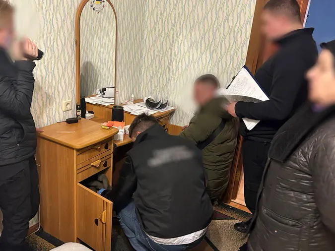 «Схема» на 200 тисяч: волинянин зі спільниками займалися інтернет-шахрайством (фото)