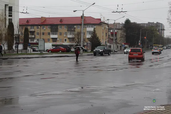Патрульні навчали лучан правильно переходити дорогу (фото)