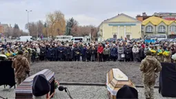 Загинули в один день: волиняни попрощались із Героями Миколою Бобром та Євгенієм Куколою (фото)