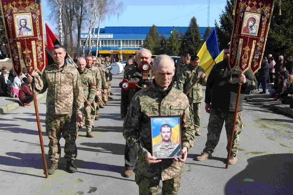 Сам виховував сина: Волинь попрощалася з воїном Іваном Шваївським (фото)