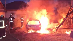 На Волині чоловік вночі спалив своє авто (фото)