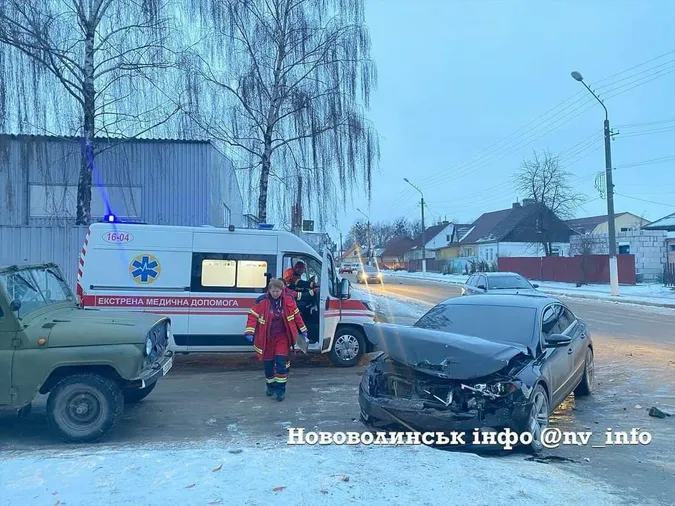 Випала жінка: в Нововолинську «Бобік» в'їхав у «Фольксваген» (фото)