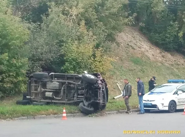 Не вписався в поворот і перекинувся: у Луцьку п'яний адвокат скоїв ДТП (фото)