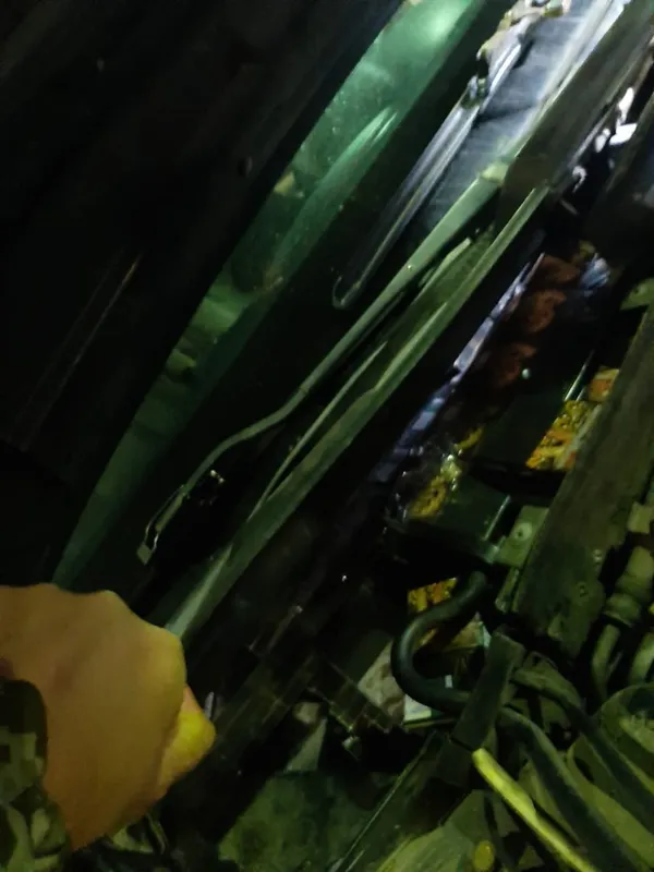 На даху, у спинках і під склом: на Волині зупинили авто з контрабандою (фото)