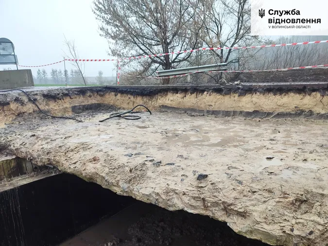 У Луцькому районі ремонтують шестиметровий залізобетонний міст (фото)