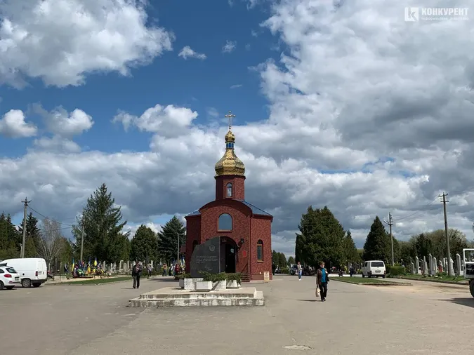Цвинтар у Гаразджі: як лучани готуються до Поминальної неділі (фото)