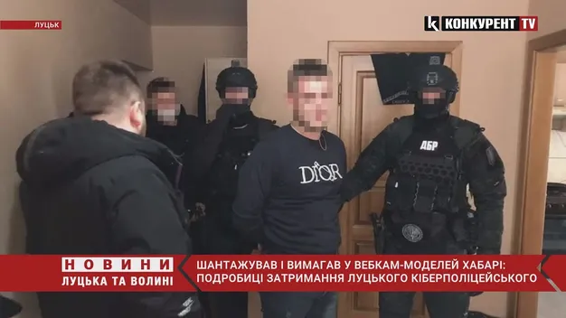 Шантажував вебкам-моделей: як «заробляв» затриманий у Луцьку на хабарі поліцейський (фото, відео)