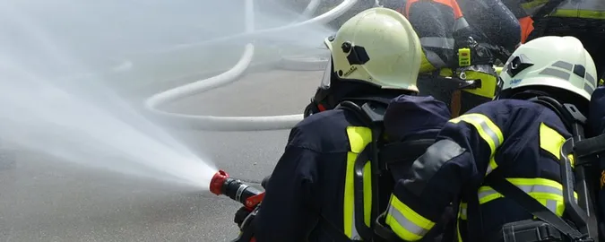Облили водою під звуки сирени: як на Волині пожежника проводжали на пенсію (відео)