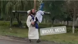 На Волині помітили «Ісуса», який тягне свій хрест (відео)