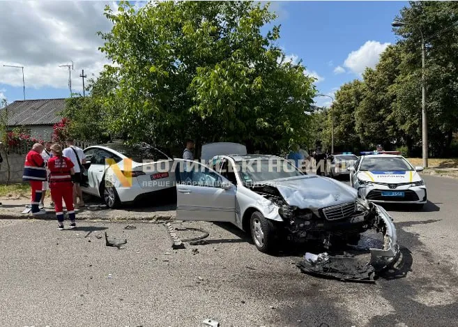 Від удару відкинуло в паркан: у Луцьку не розминулись Mercedes і Tesla (фото)