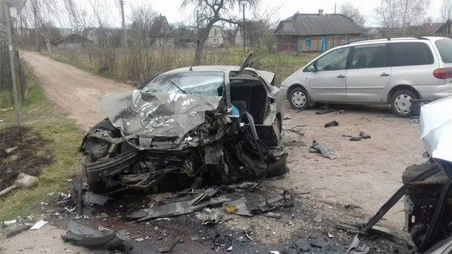 Смертельна аварія на Волині: зіткнулися пасажирський бус і легковик (фото, оновлено)