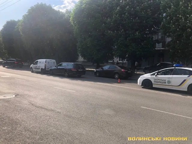 У Луцьку водій «мерса» врізався в авто «Волиньобленерго» (фото)