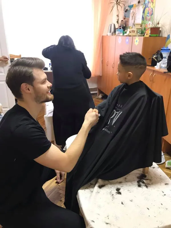Луцькі майстри робили вихованцям дитбудинку стильні зачіски (фото)
