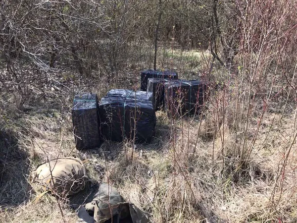 Через Західний Буг хотіли переправити 50 ящиків сигарет (фото)