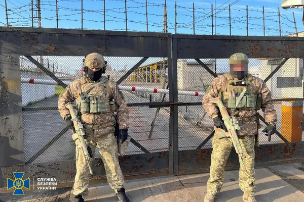 На Кременчуцькому НПЗ проходять обшуки (фото)