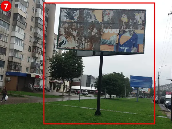 Мінус три: у Луцьку на Соборності і Конякіна демонтували білборди (фото, відео)