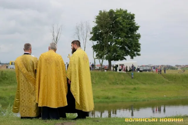 «Запалили потяг до чистоти»: як під Рованцями воду на Купала святили (ФОТО)