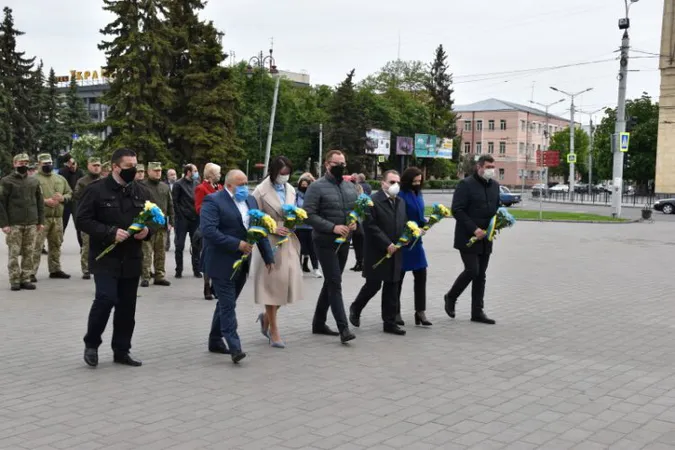 Скільки грошей Луцькрада й Волиньрада витрачають на покладання квітів