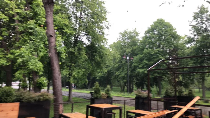 Центральний парк Луцька закидало градом (відео)