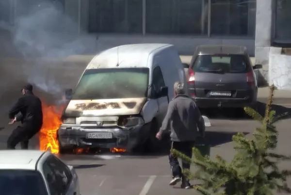 Біля Волинської ОДА загорівся автомобіль (фото)