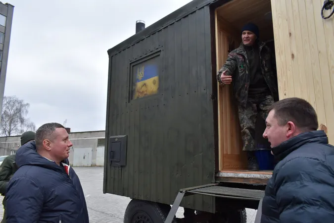 Для волинян, які воюють на Сході, з причепа зробили баню на колесах (фото)