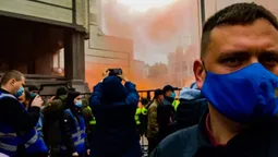Дим та шини: очевидець розповів, що відбувається під Конституційним Судом у Києві (фото,відео)