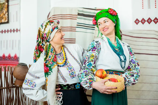 Викладачі педагогічного коледжу у Володимирі приміряли старовинні вишиті сорочки (фото)