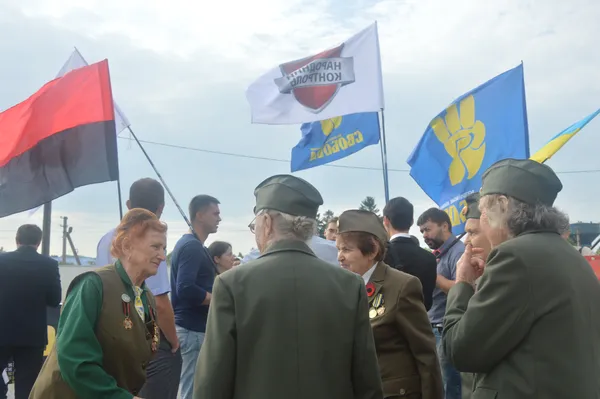 Волинські націоналісти передали новому польському консулу у Луцьку книжку про Бандеру