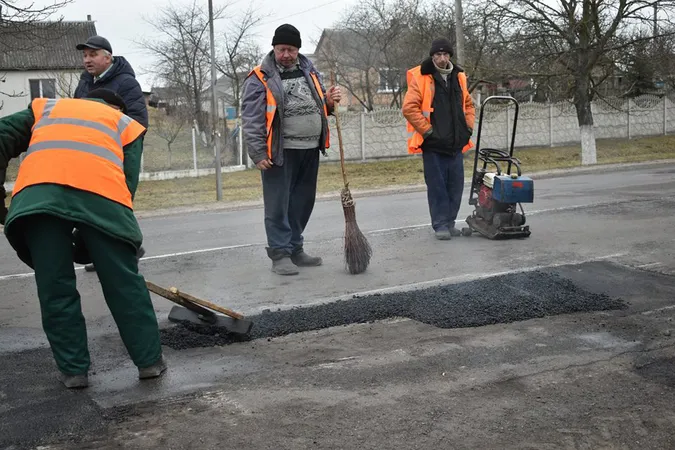 На Волині випробовують нову техніку для ремонту доріг (фото)