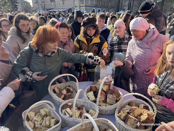 Метр у висоту та 200 кг ваги: на Волині спекли рекордну паску (фото)