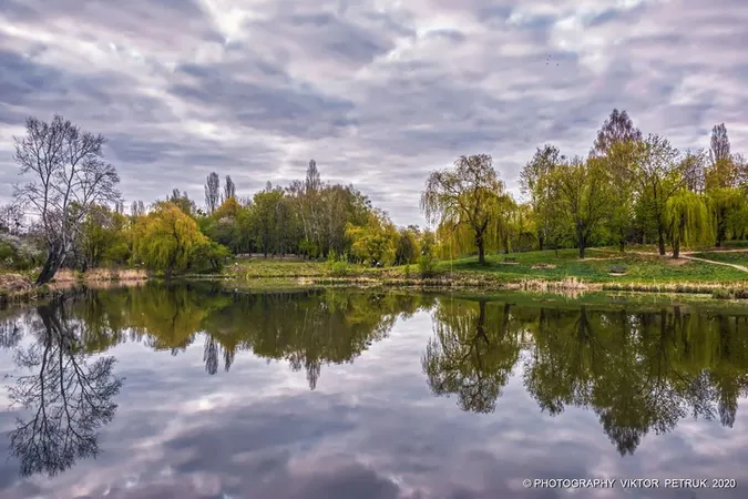 Фотограф показав весняні ранки на порожніх вулицях Луцька