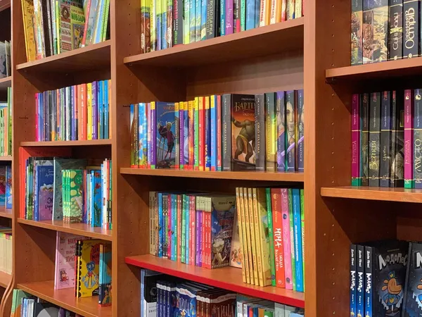 Чи є в книгарнях Луцька книжки російською мовою (фото)