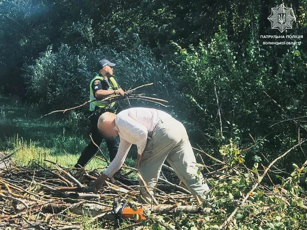 На Волині патрульні допомогли лісничим розчистити дорогу від поваленого дерева