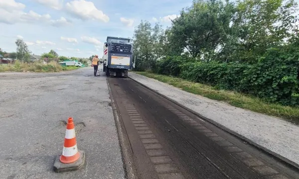 Суцільні вибоїни: в Іваничах взялися за ремонт аварійної дороги (фото)