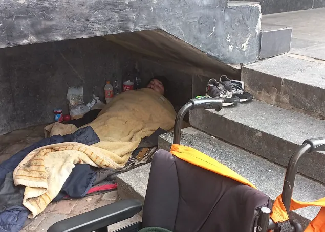 У центрі Луцька під сходами драмтеатру місяцями лежав чоловік із гангреною (фото)