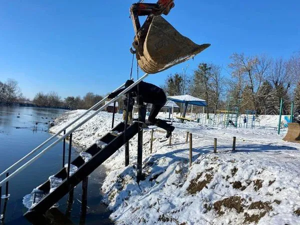 На центральному пляжі у Луцьку встановили додаткові сходи (фото)