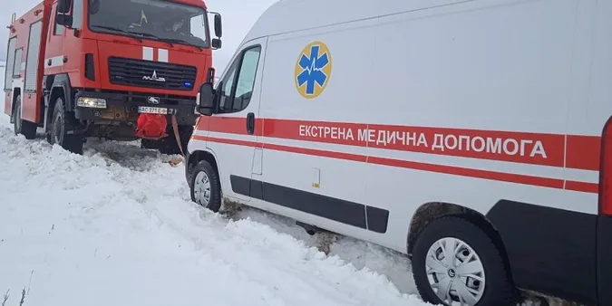На Волині «швидка», яка їхала на виклик, застрягла в кучугурі снігу (фото)