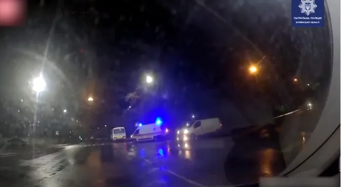 У Луцьку автобус не пропустив «швидку», яка мчала з маячками (відео)