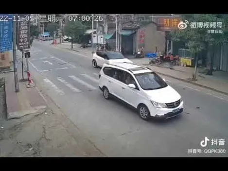 У Китаї «збожеволіла» Tesla: зносила все на своєму шляху (відео)