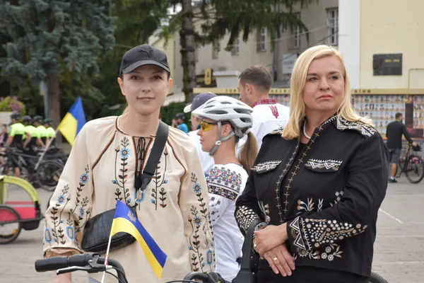 У вишиванках і з прапорами: у Луцьку відбувся традиційний велопробіг до Дня міста (фото)