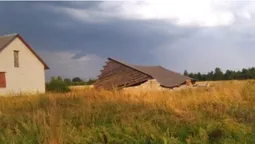 На Волині буря зрівняла хлів із землею (фото)