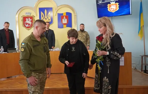 «Ми в боргу перед кожним Героєм»: на Волині родинам загиблих захисників вручили нагороди (фото)