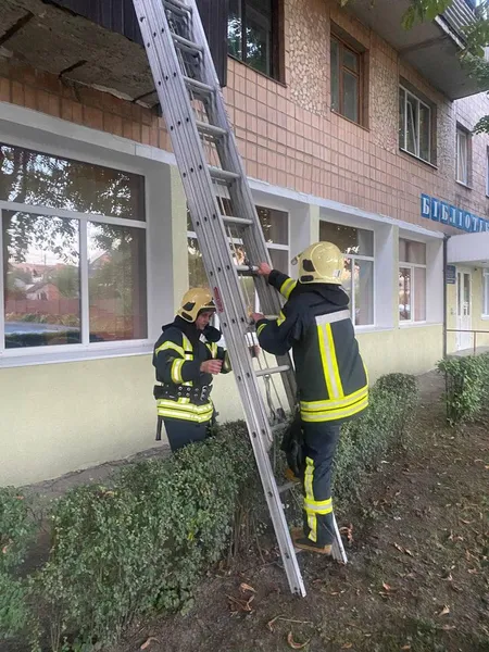 У Луцьку рятувальники визволяли дворічну дитину та тримісячне немовля з замкненої квартири (фото)