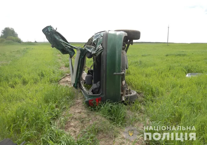 У Володимир-Волинському районі авто злетіло в кювет (фото)